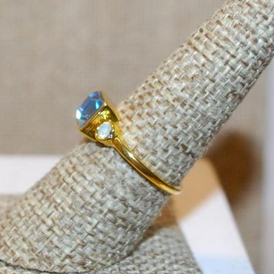 Size 7¾ Square Aquamarine Blue Stone Ring with 2 Opal-Style Round Stone Accents on a Gold Tone Band (1.8g)