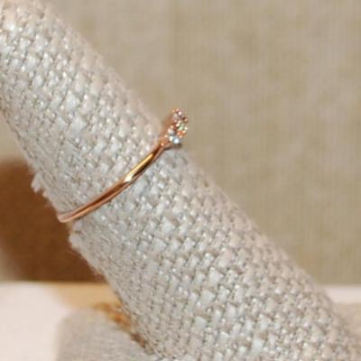 Size 7 ¾ Marked .925 Delicate CLEAR Rectangle Stone ROSE GOLD Ring with 2 Round Clear Stone Sides on a Rose Gold Band (1.2g)
