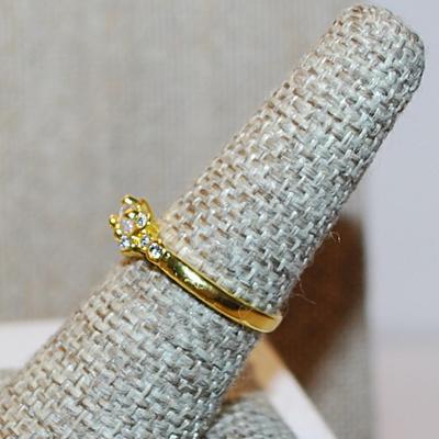 Size 7¾ Side Positioned Marquise Shaped Clear Main Stone Ring with a Gold Tone Band (2.2g)
