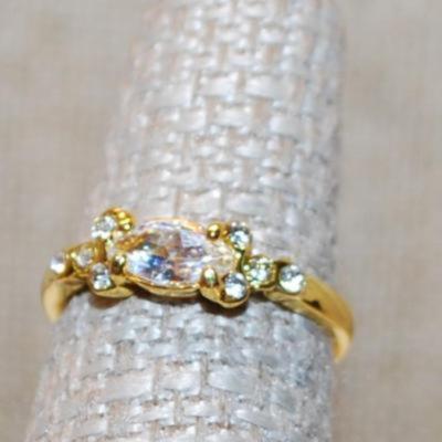 Size 7¾ Side Positioned Marquise Shaped Clear Main Stone Ring with a Gold Tone Band (2.2g)