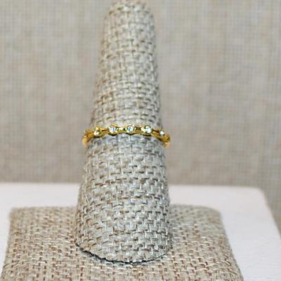 Size 7¾ Round Clear Stones 8 in a Row Ring on a Gold Tone Band (1.3g)