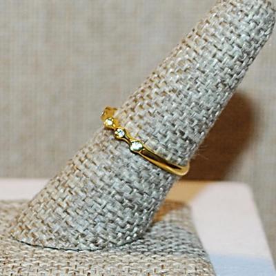 Size 7¾ Round Clear Stones 8 in a Row Ring on a Gold Tone Band (1.3g)