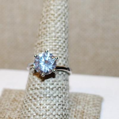 Size 8 Marked .925 Highrise 6 Prong Round Clear Stone Ring on an Overlap Silver Band (4.8g)