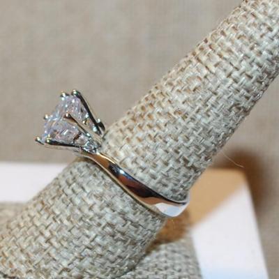 Size 8 Marked .925 Highrise 6 Prong Round Clear Stone Ring on an Overlap Silver Band (4.8g)