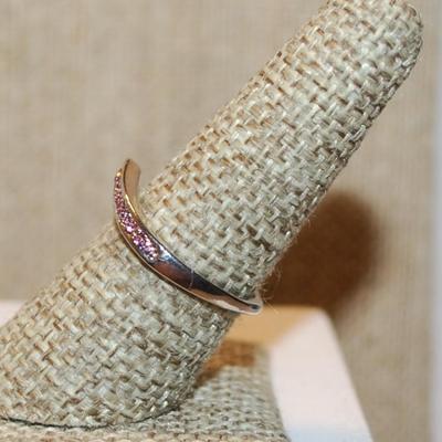 Size 8 "V" Style Ring with Row of Small Pink Stones on a Silver Tone Band (2.2g)