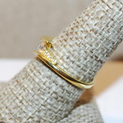 Size 8 Overlap Style Setting Ring with Small Main Stone & Side Accents on a Gold Tone Band (2.2g)