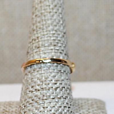 Size 8 Deep RED Round Stone Ring on a Twisted Sides Setting & Gold Tone Band (3.4g)