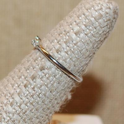 Size 8 Marked .925 Delicate Green Rectangle Stone Ring with 2 Round Clear Stone Sides on a Silver Band (1.2g)