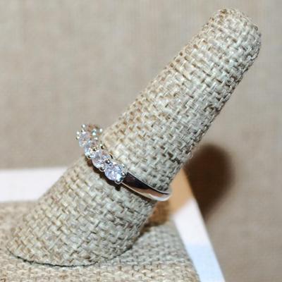 Size 8 Row of 7 Clear Stones Ring on a No-Accents Silver Tone Band (2.5g)
