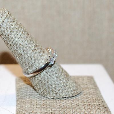 Size 8 Row of 7 Clear Stones Ring on a No-Accents Silver Tone Band (2.5g)