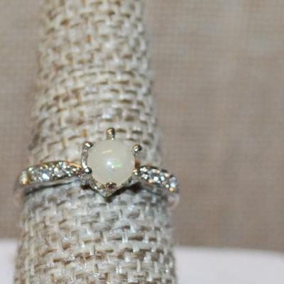 Size 8 Iridescent 6 Prong Pearl Style Ring with Side Accents on a Silver Tone Band (2.3g)