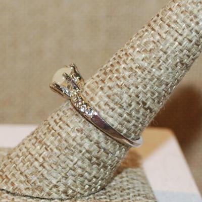 Size 8 Iridescent 6 Prong Pearl Style Ring with Side Accents on a Silver Tone Band (2.3g)