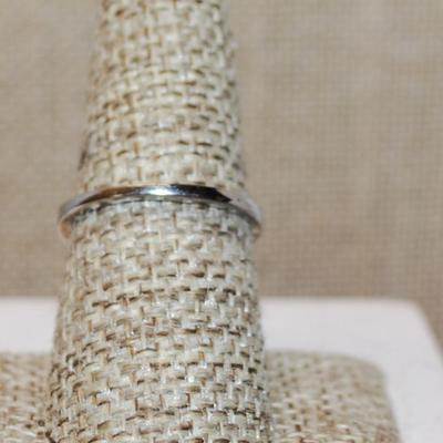 Size 8 Iridescent 6 Prong Pearl Style Ring with Side Accents on a Silver Tone Band (2.3g)