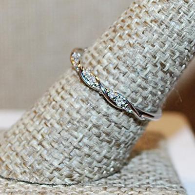 Size 8 Delicate Swirls Intertwined Ring with Clear Stones and Silver Tone Band (1.3g)
