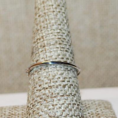 Size 8 Delicate Swirls Intertwined Ring with Clear Stones and Silver Tone Band (1.3g)