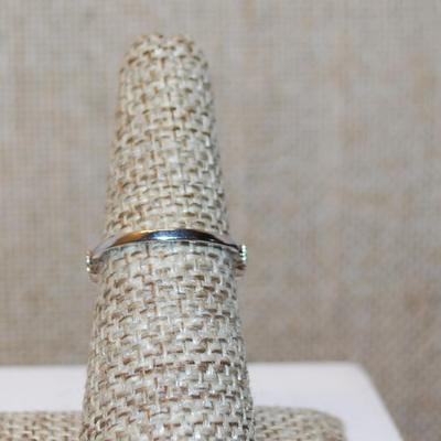 Size 8¼ Transparent Light Pink HEART Stone Ring with Pink "Leaf" Side Accents on a Silver Tone Band (2.4g)