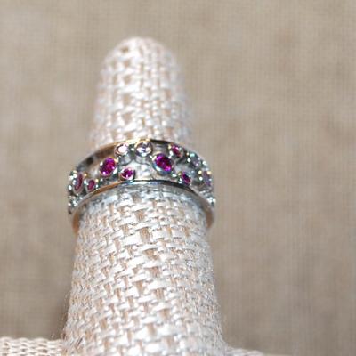 Size 8¼ Hollowed Infinity Style Setting with Violet Magenta & Clear Stone "Circles" on a Silver Tone Band (4.9g)