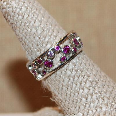 Size 8¼ Hollowed Infinity Style Setting with Violet Magenta & Clear Stone "Circles" on a Silver Tone Band (4.9g)