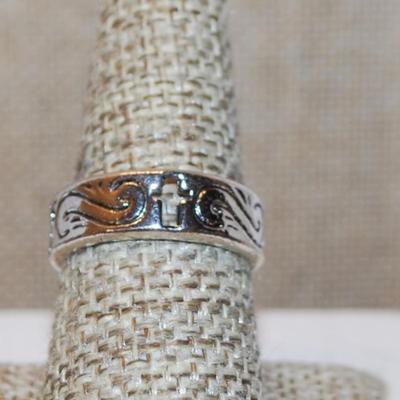 Size 8½ Marked .925 4 Hollowed Out CROSSES on a Graphically Design Silver Band (5.1g)