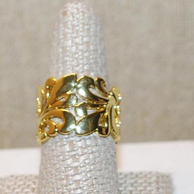 Size 8½ C-Party Type Ring with a "Fleur-de-Lis" Style Design on a Gold Tone Band (11.2g)