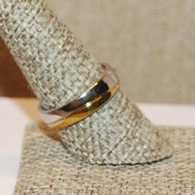 Size 8¾ Two Tone Ring with a 4 Stone Line Accent on a Silver Tone Band (4.8g)