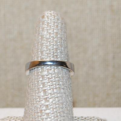 Size 8¾ Engagement/Wedding Style Ring with Azure Cut Main Stone & Stone Side Accents on a Silver Tone Band (4.1g)