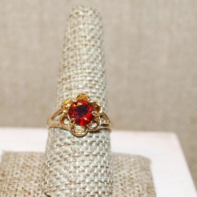 Size 9 Deep Red Round Stone Ring with "Circles" Accents on a Gold Tone Band (3.0g)