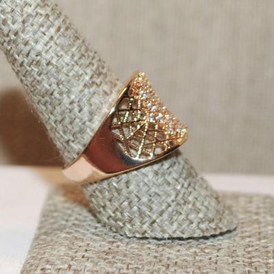 Size 9 Wire Grid of Clear Stones Ring on a Gold Tone Band (5.0g)