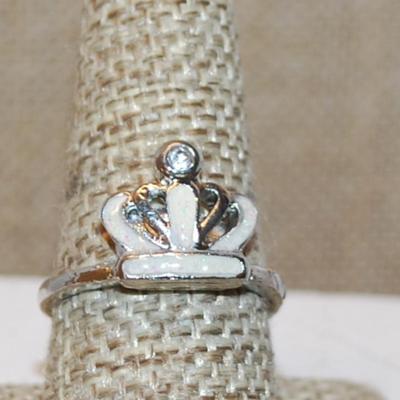 Size 9 White CROWN Enamel Ring & Round Clear Stone Top on a Silver Tone Band (4.1g)