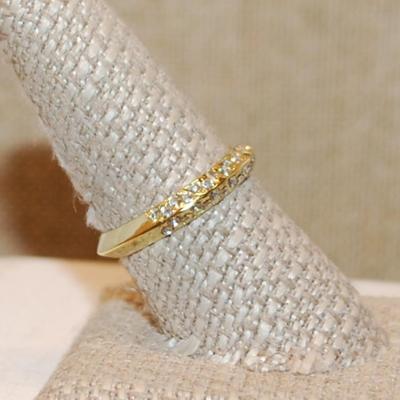 Size 9 Half Infinity Style Ring & Clear Stone Accents on a Beveled Gold Tone Band (3.1g)
