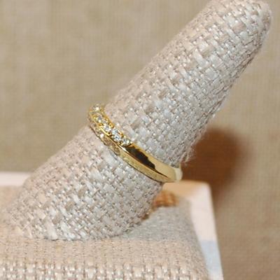 Size 9 Half Infinity Style Ring & Clear Stone Accents on a Beveled Gold Tone Band (3.1g)