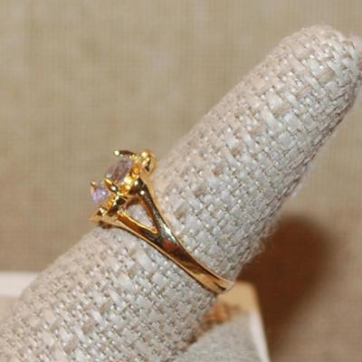 Size 9 Very Light Blue Single Stone Ring on a "Flower" Style Gold Tone Band (3.2g)