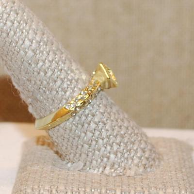 Size 9 Clear Main Stone in a "Diamond Shaped" Setting Ring & Accents On a Beveled Gold Tone Band (3.7g)