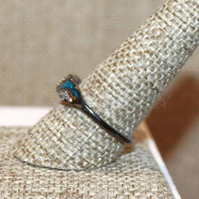 Size 9½ Black Banded Ring with Dark Aquamarine Swirls & Clear Stone Accents (2.7g)