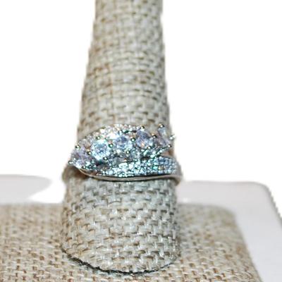 Size 10 Marked .925 Showy Party Ring with 5 Clear Stones & Top/Bottom Brilliant Accent Stones on a Silver Band (4.3g)