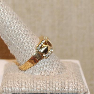 Size 11¼ Round Clear Stone with Line Accents Ring & Side Pyramid Sides on a Gold Tone Band (6.2g)