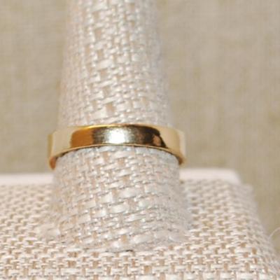 Size 11¼ Round Clear Stone with Line Accents Ring & Side Pyramid Sides on a Gold Tone Band (6.2g)