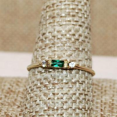 Size 10 ½ Delicate Green Rectangle Stone Ring with Side Accents on a Gold Tone Band (0.8g)