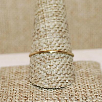 Size 10 ½ Delicate Green Rectangle Stone Ring with Side Accents on a Gold Tone Band (0.8g)