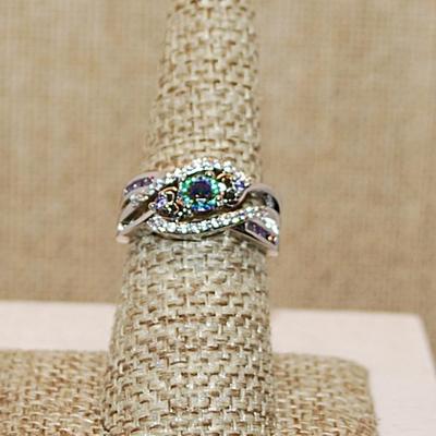 Size 7 ½ Iridescent Round Stone Ring with Swirl Accents on a Split Silver Tone Band (4.3g)