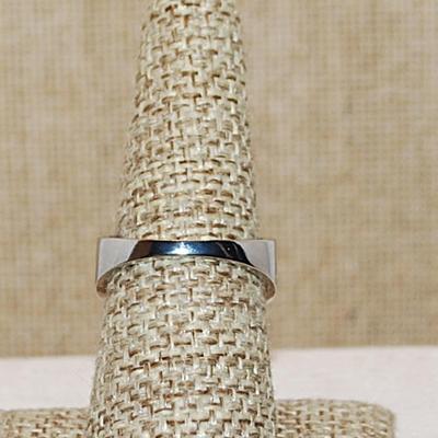 Size 7 ½ Iridescent Round Stone Ring with Swirl Accents on a Split Silver Tone Band (4.3g)