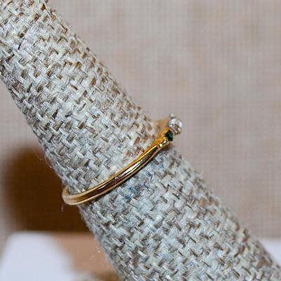 Size 8½ Delicate Horizontal Clear Stone & 2 Round GREEN Stones on a Gold Tone Band (1.1g)