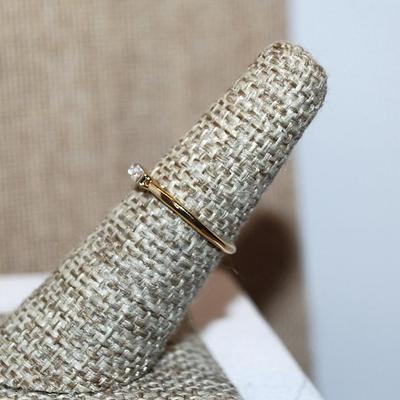 Size 9 Delicate Single Horizontal Clear Rectangle Stone on a Gold Tone Band (1.0g)