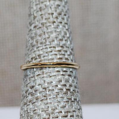 Size 9 Delicate Single Horizontal Clear Rectangle Stone on a Gold Tone Band (1.0g)