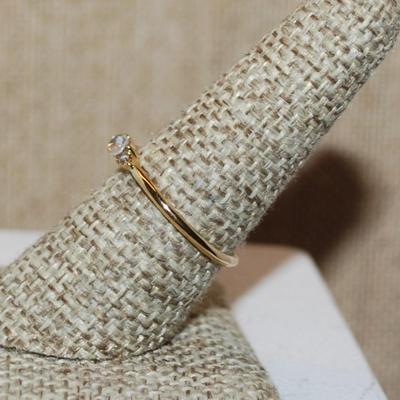 Size 9 Delicate Horizontal Clear Stone Ring & 2 Round Clear Side Stones on a Gold Tone Band (1.3g)