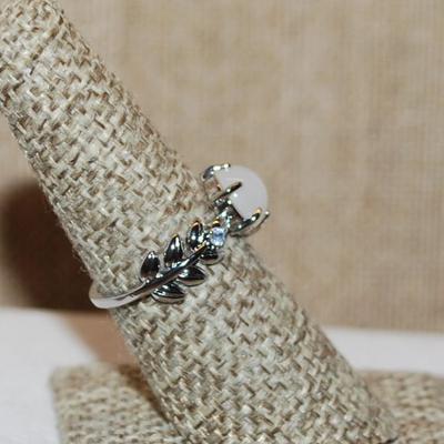 Size 7 Round Solid Opaque Opal-Style Ring with Side "Branch" Accents on a Silver Tone Band (2.2g)