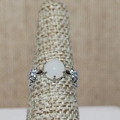 Size 7 Round Solid Opaque Opal-Style Ring with Side "Branch" Accents on a Silver Tone Band (2.2g)