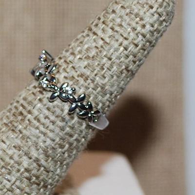 Size 6 Marked .925 Tiny Group of 4 Stones Ring on a Graphic Flowered Silver Band (2.1g)