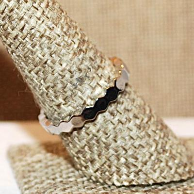 Size 8 Infinity Style No-Stones Ring with All Hex Shape Segments on a Silver Tone Band (2.7g)