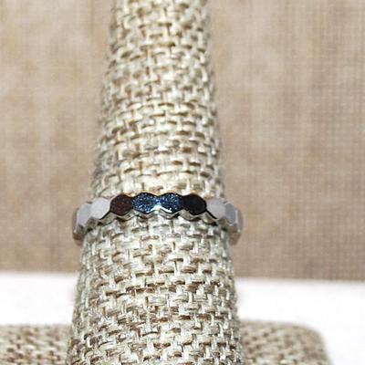 Size 8 Infinity Style No-Stones Ring with All Hex Shape Segments on a Silver Tone Band (2.7g)